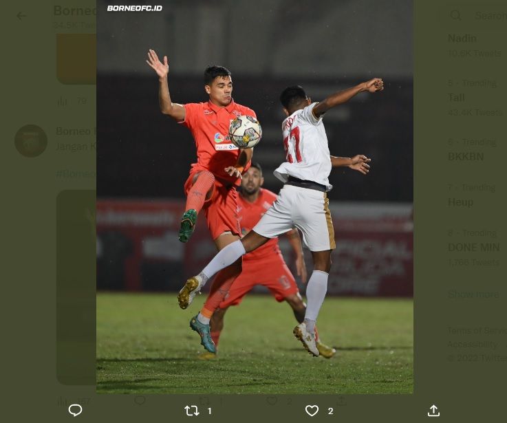 Striker Borneo FC, Matheus Pato (merah), berduel dengan pemain PSM Makassar pada laga pekan ke-17 Liga 1 2022-2023, Jumat (23/12/2022).