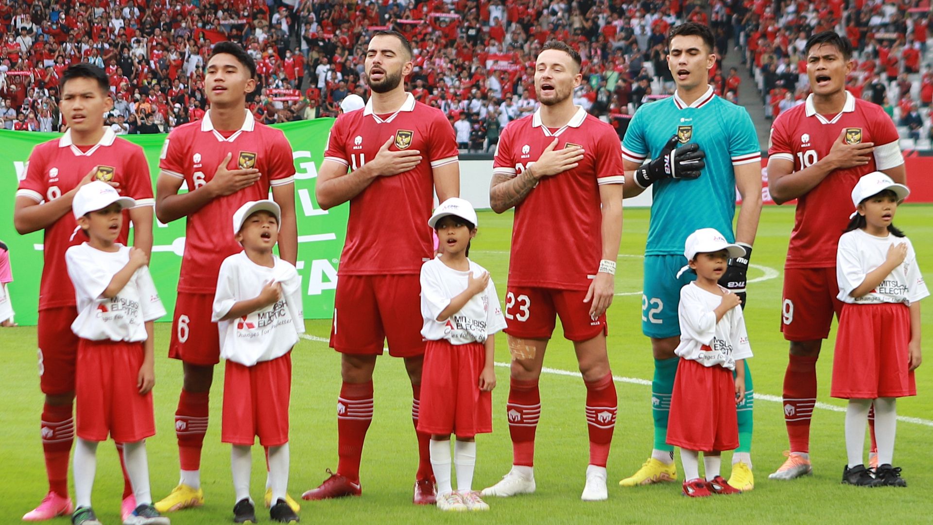 Para pilar timnas Indonesia jelang laga kontra Kamboja yaitu WItan Sulaeman, Marselino Ferdinan, Marc Klok, Nadeo Argawinata, dan Fachrudin Aryanto (dari kiri ke kanan) saat menyanyikan lagu kebangsaan Indonesia Raya di SUGBK, 23 Desember 2022.