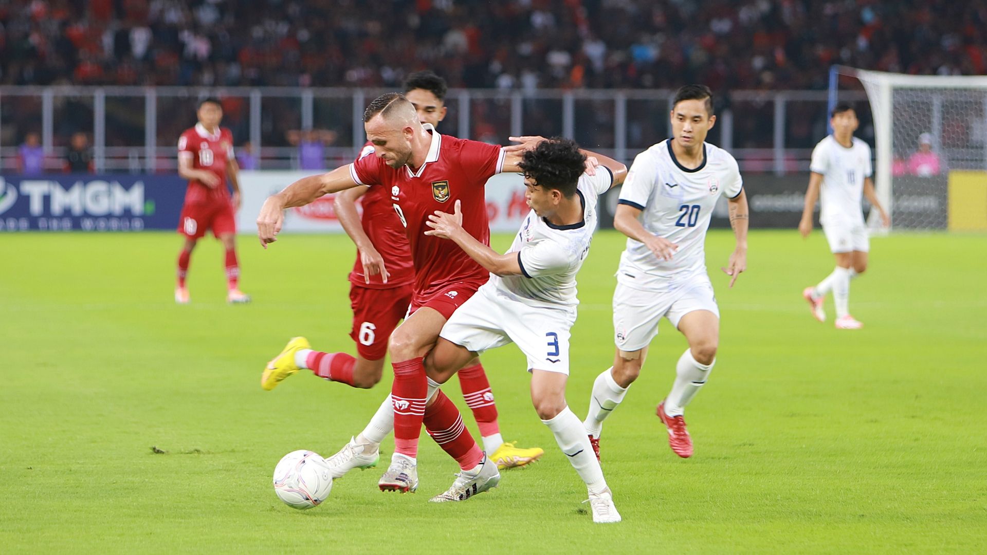 Bek Kamboja, Choun Chanchav berusaha menghentikan striker timnas Indonesia, Ilija Spasojevic dalam laga Piala AFF 2022, 23 Desember 2022. 