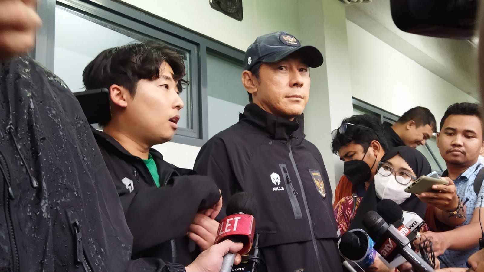 Pelatih timnas Indonesia, Shin Tae-yong, memberikan keterangan kepada wartawan menjelang laga melawan Vietnam di Jakarta, Rabu (4/1/2023).