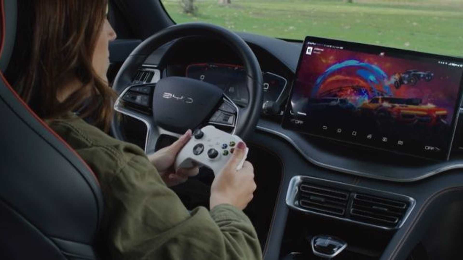 Ilustrasi seorang wanita bermain game dari Nvidia GeForce Now dalam sebuah mobil yang menerapkan sistem otonom.