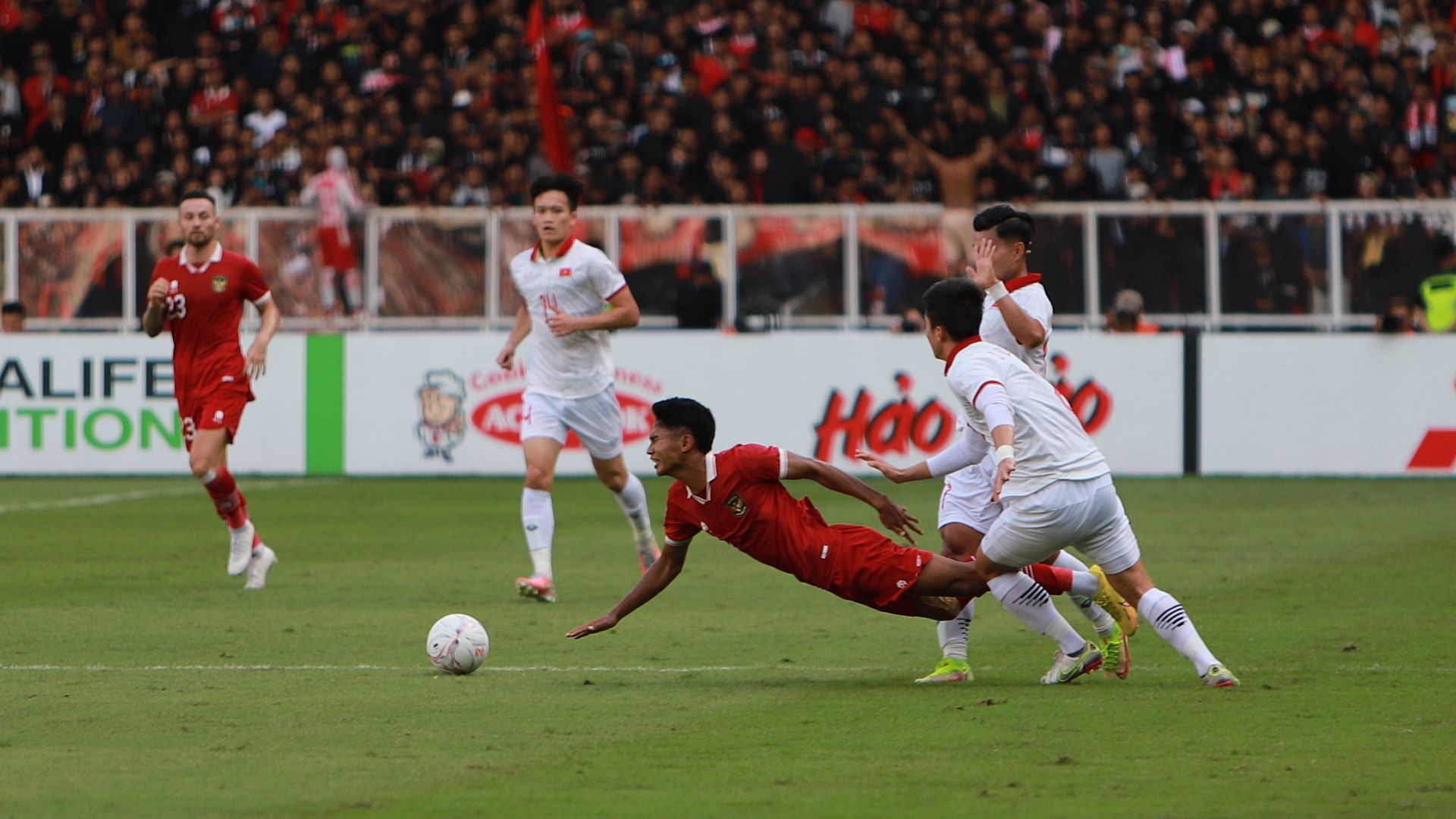 Marselino Ferdinan dilanggar dua pemain Vietnam saat membela timnas Indonesia dalam laga semifinal Piala AFF 2022 di SUGBK, 6 Januari 2023.