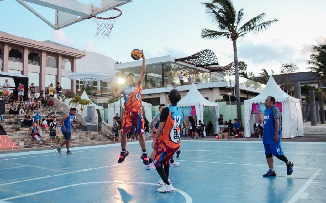 Para legenda basket asal Bali melakoni laga eksebisi 3x3 dengan tim pelatih Bali United