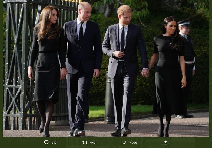 Pangeran William dan Pangeran Harry, beserta pasangan masing-masing, berjalan bersama saat proses pemakaman nenek mereka Ratu Elizabeth II walaupun mengaku sudah lama tidak lagi berbicara satu sama lain. 