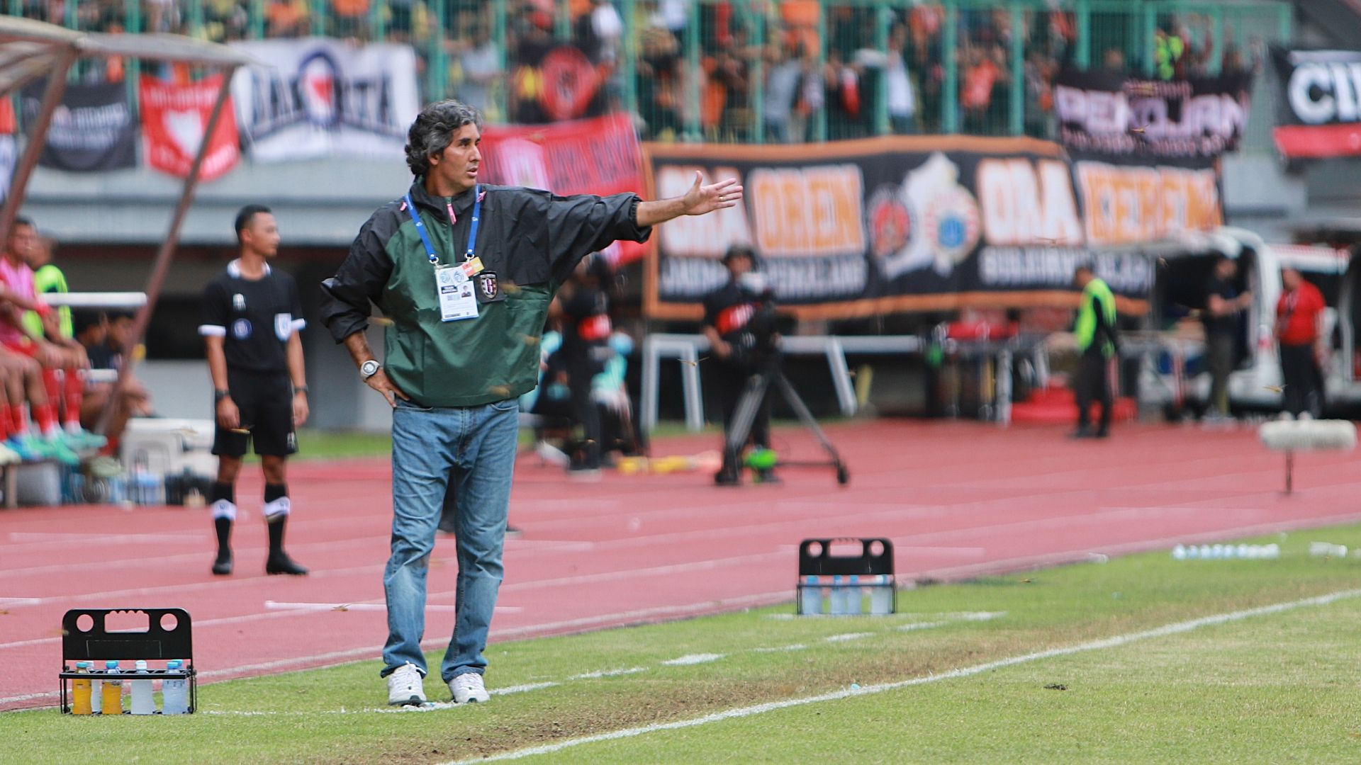Ekspresi tegang pelatih Bali United, Stefano Cugurra saat dijamu Persija dalam laga pekan ke-18 Liga 1 2022-2023 di Stadion Patriot Candrabhaga, Kota Bekasi pada 15 Januari 2023.