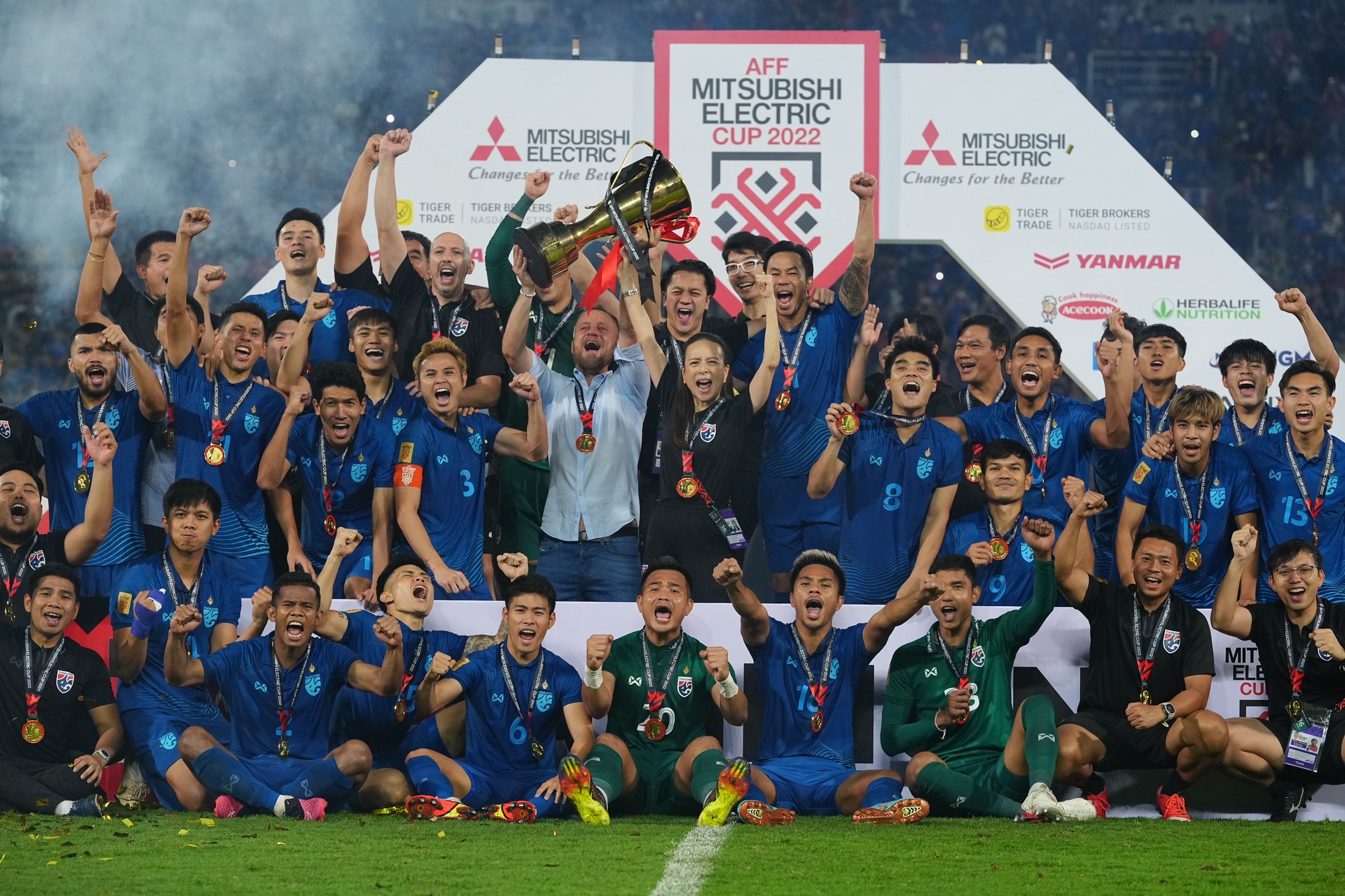 Timnas Thailand merayakan kesuksesan meraih gelar juara Piala AFF 2022.