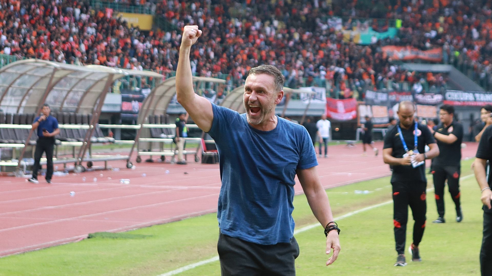 Kepalan tangan Thomas Doll tanda senang Persija mengalahkan Bali United dalam laga pekan ke-18 Liga 1 2022-2023 di Stadion Patriot Candrabhaga, Kota Bekasi pada 15 Januari 2023.