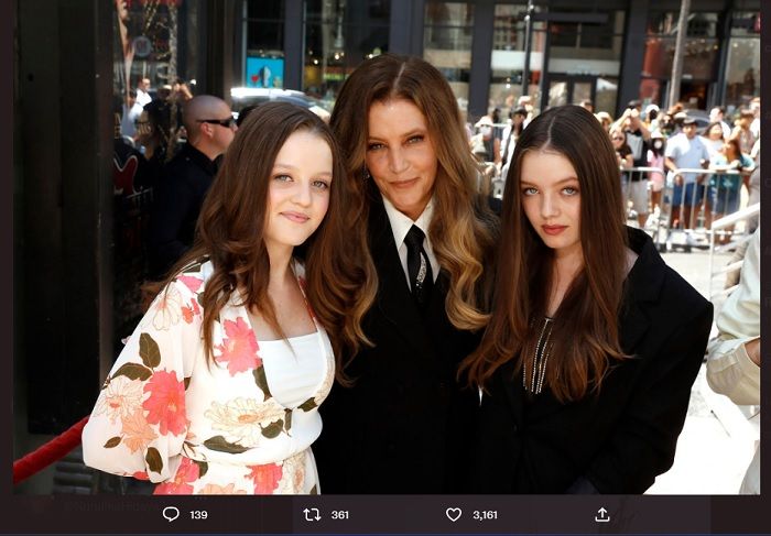 Lisa Marie Presley bersama kedua putri kembarnya, Harper dan Finley, dalam sebuah acara di Hollywood pada tahun lalu.