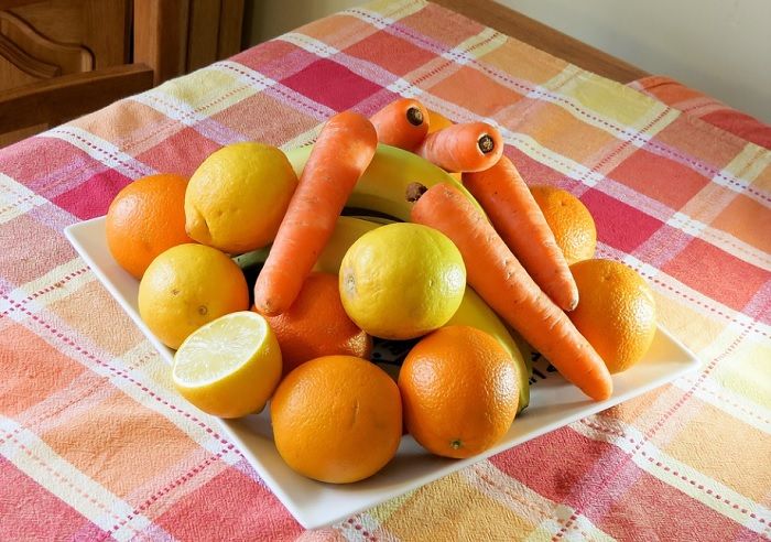 Ilustrasi wortel dan lemon, yang memiliki khasiat melangsingkan tubuh.