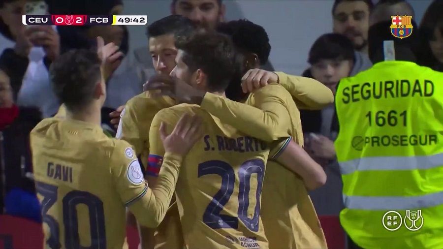 Penyerang Barcelona, Robert Lewandowski, merayakan gol lawan Ceuta dengan rekan setim.