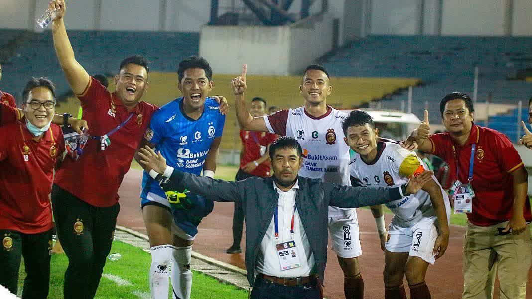 Suka cita pemain, ofisial, dan pelatih Nil Maizar (depan) sesaat setelah Sriwijaya FC memastikan kelolosan mereka ke babak 8 besar Liga 2 2021.