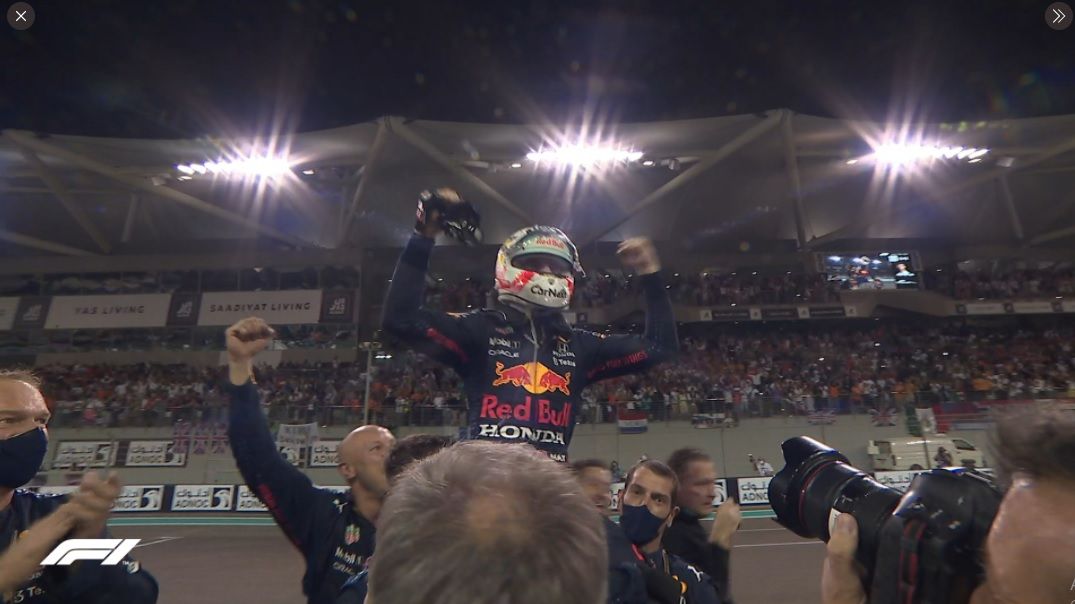 Selebrasi Max Verstappen setelah memenangi GP Abu Dhabi yang sekaligus membuatnya menjadi juara dunia F1 2021.