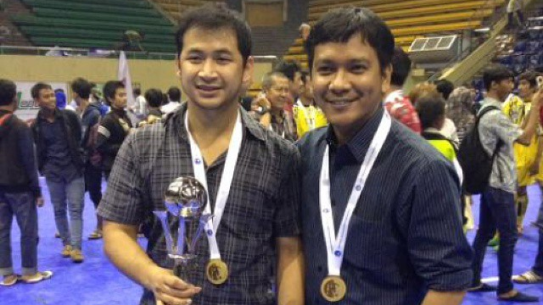 Wahyudin atau Wahyu Kocoy (kanan) saat merayakan keberhasilan timnya Electric PLN Cosmo Jakarta menjuarai Liga Futsal Indoenesia 2013.