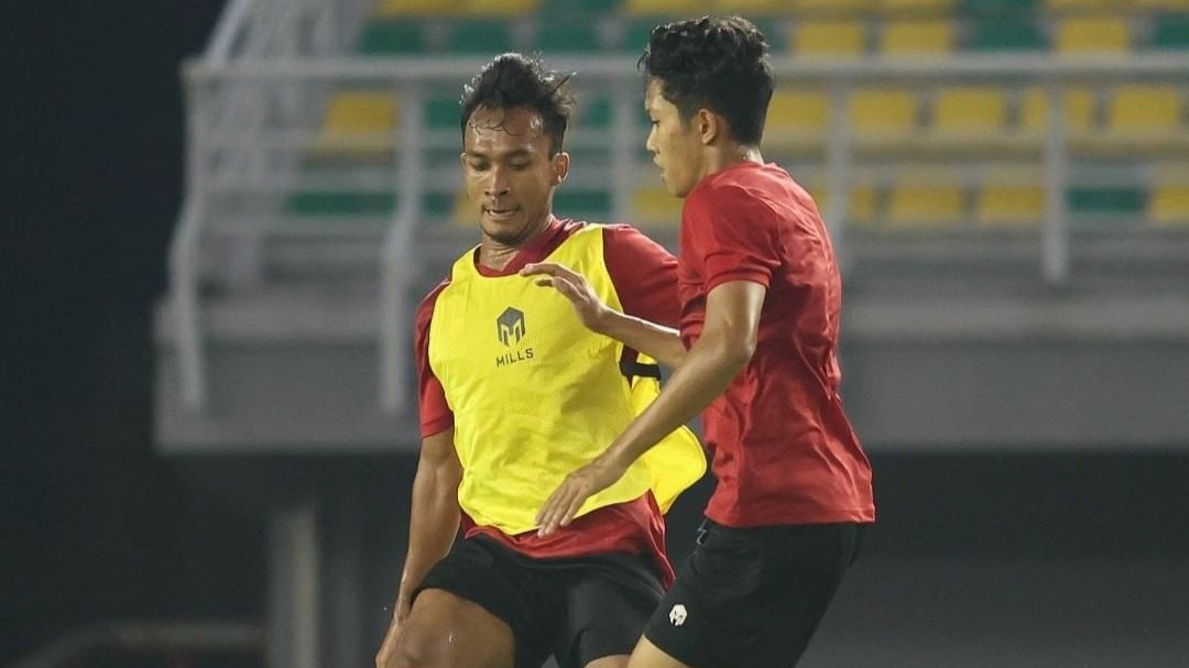 Robi Darwis (kiri) mencoba merebut bola dalam sesi latihan timnas U-20 Indonesia. 