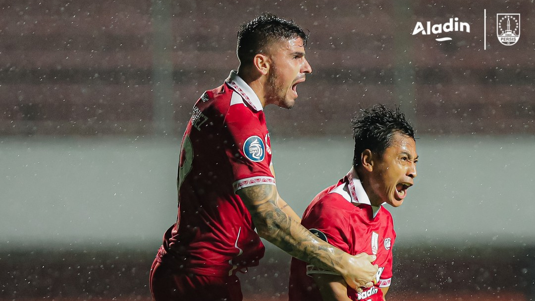 Samsul Arif (kanan) bersama Fernando Rodriguez saat merayakan gol untuk Persis Solo ke gawang Persija Jakarta pada laga pekan ke-19 Liga 1 2022-2023 di Stadion Maguwoharjo, Sleman, 19 Januari 2023.