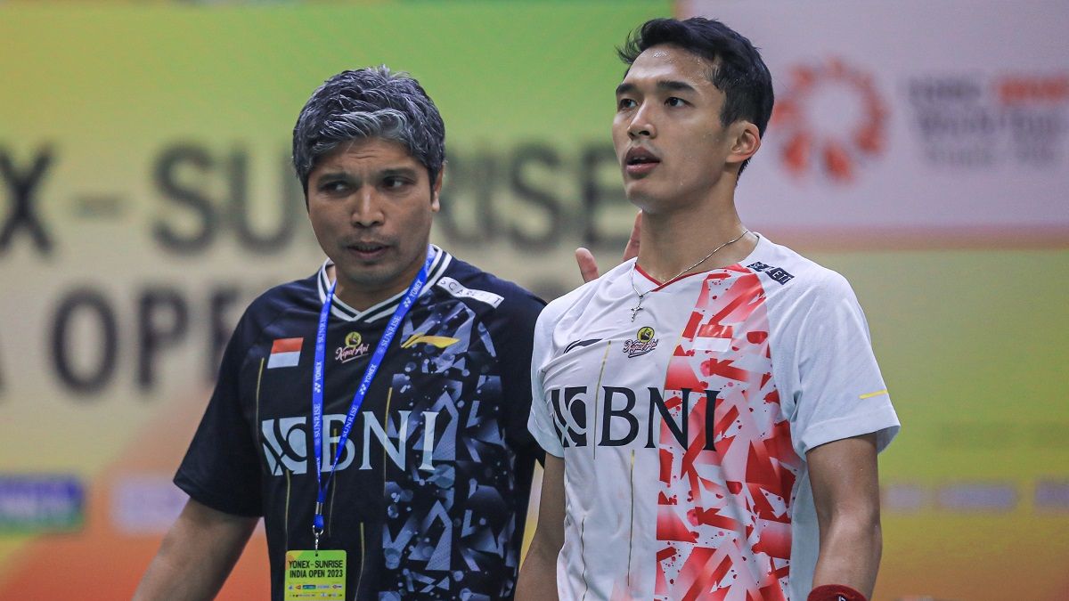 Jonatan Christie (kanan) didampingi pelatih tunggal putra Indonesia, Irwansyah, saat tampil dalam partai semifinal India Open 2023 yang digelar di K.D. Jadhav Indoor Hall, New Delhi pada Sabtu (21/1/2023).