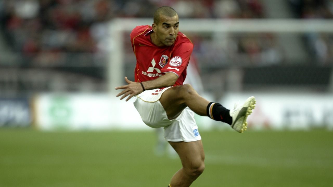 Pemain asal Brasil, Emerson, top skor J1 League 2004 bersama Urawa Red Diamonds.