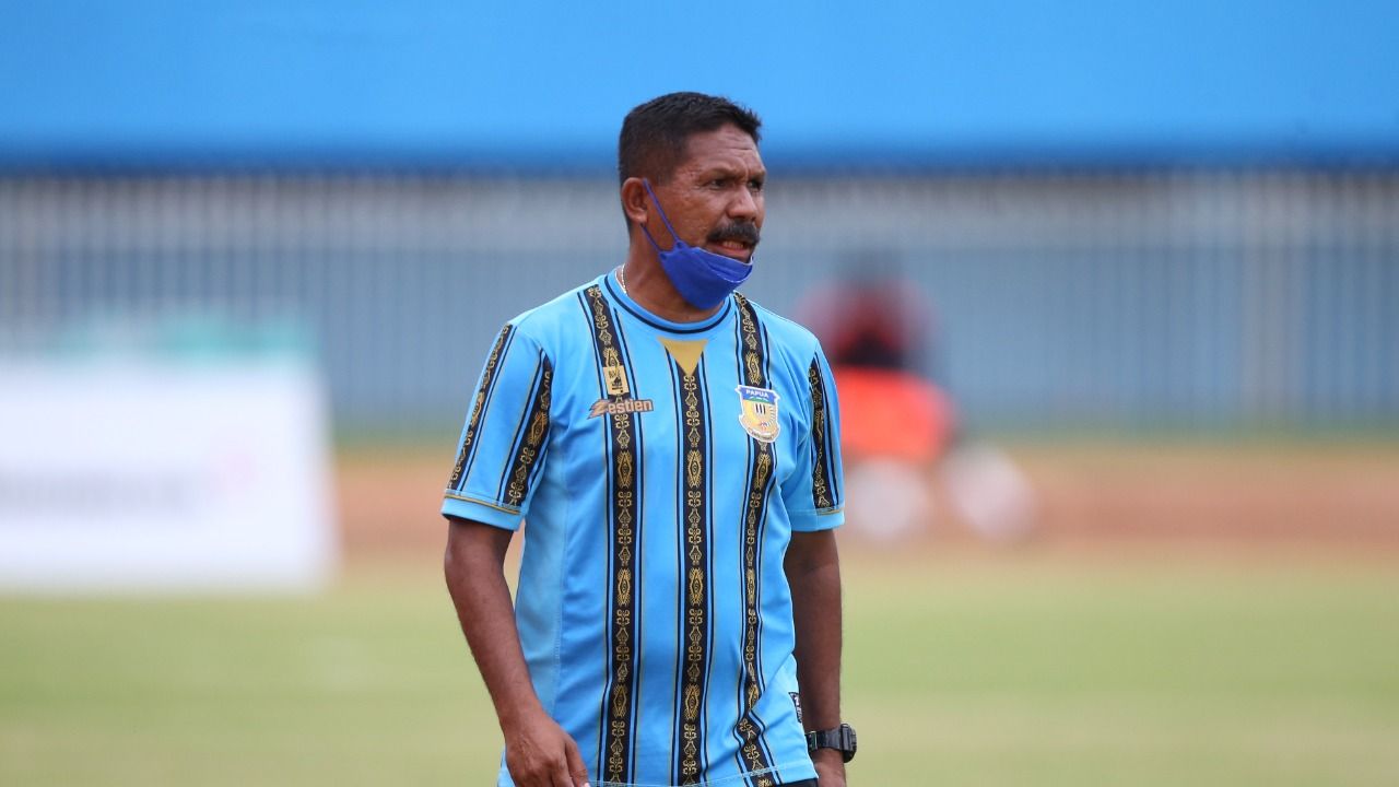 Eduard Ivakdalam saat menangani tim Papua untuk PON 2021.