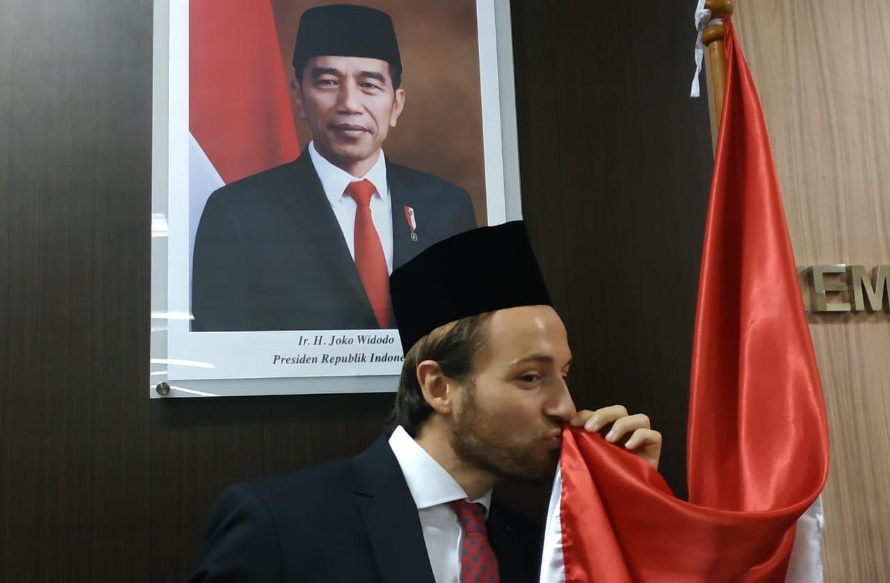 Marc Klok mencium bendera Merah-Putih saat menjalani sumpah WNI di Jakarta pada 12 November 2020.