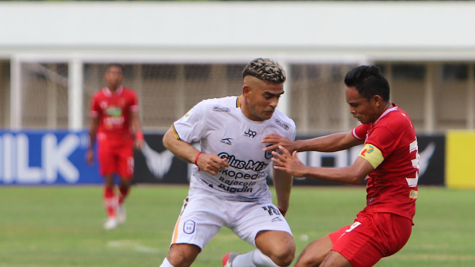Kapten Badak Lampung FC, Dedi Irwandi mencoba menghadang Cristian Gonzales dari Rans Cilegon FC dalam laga Liga 2 2021, 23 November 2021.