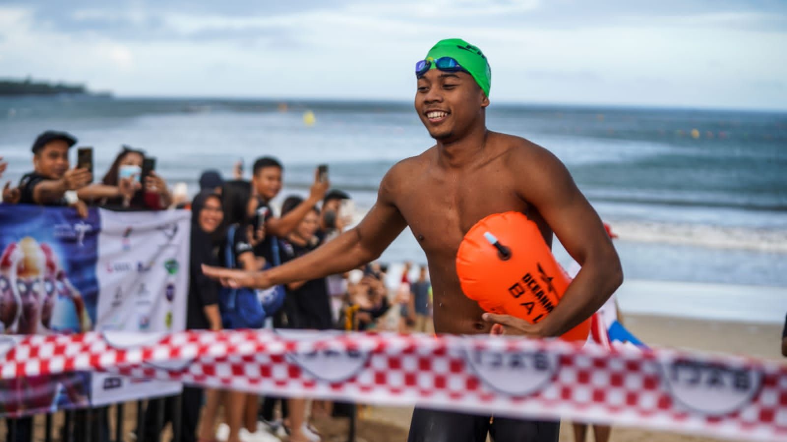 Aflah Fadlan Prawira berhasil menjadi pemenang lomba Oceanman Indonesia 2022 untuk kategori 2 Km overall men yang berlangsung di Bali pada Sabtu (2/7/2022).
