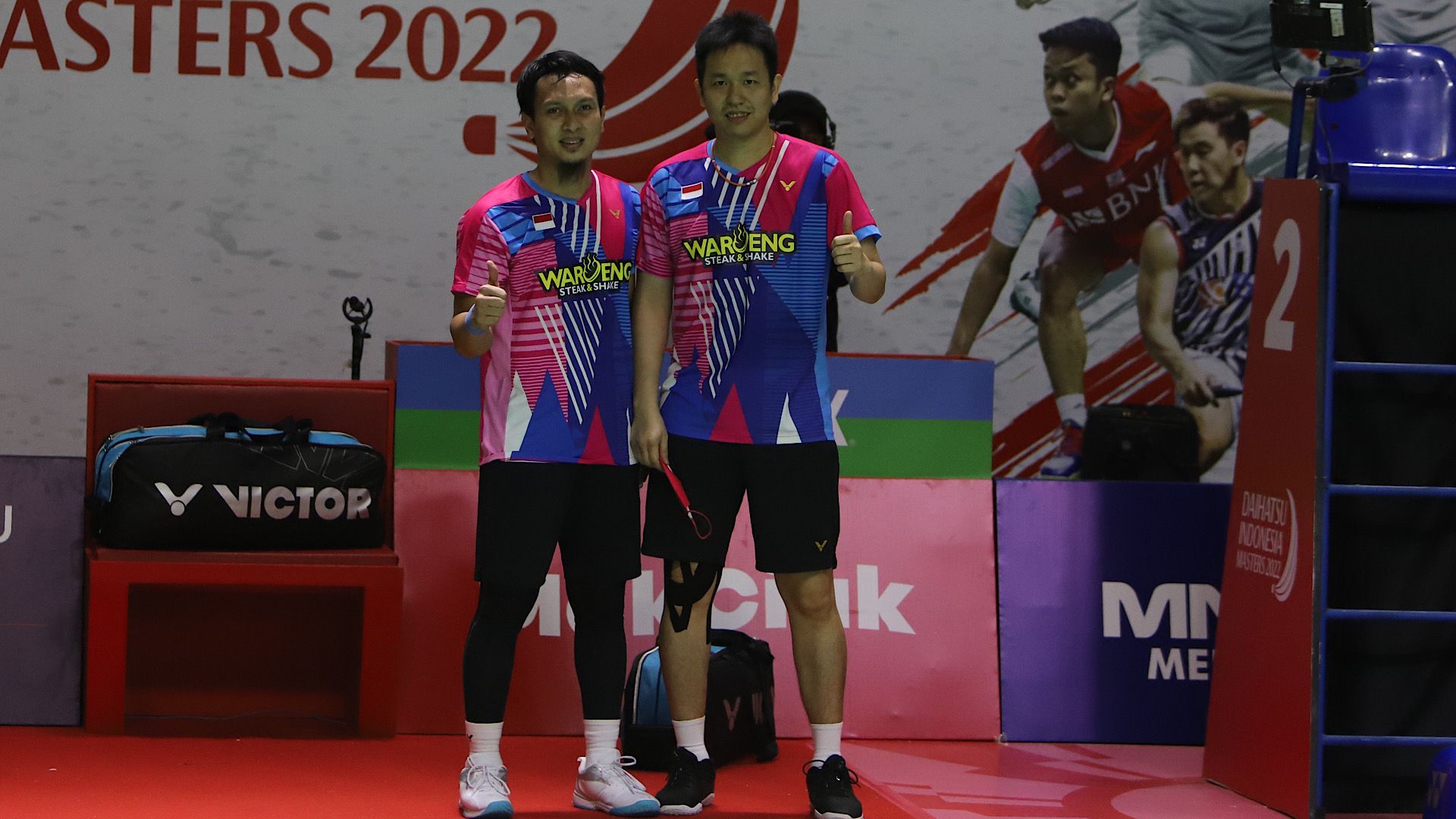 Mohammad Ahsan/Hendra Setiawan berpose usai memenangi laga babak pertama Indonesia Masters 2022 yang digelar di Istora Senayan, Jakarta pada Selasa (7/6/2022).