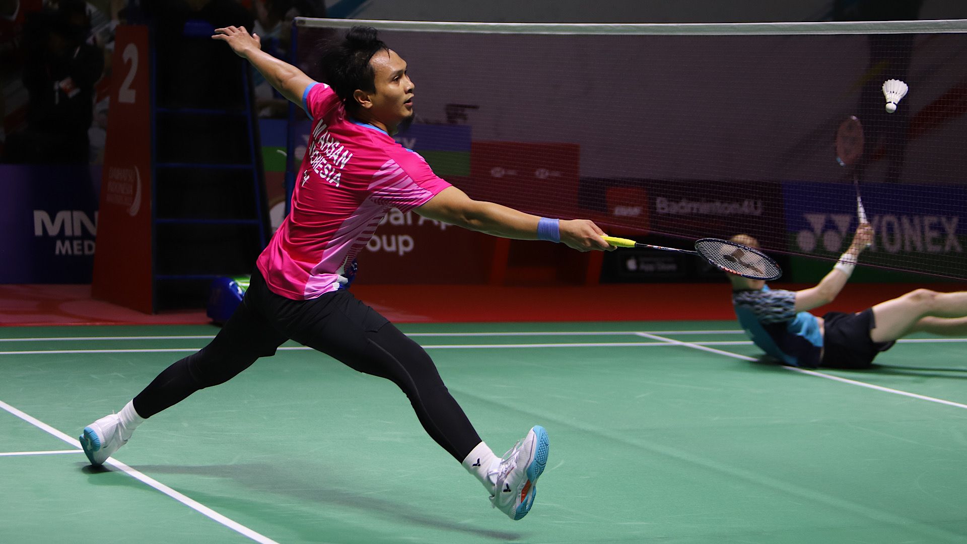 Aksi Mohammad Ahsan saat berlaga pada babak pertama Indonesia Masters 2022 yang digelar di Istora Senayan, Jakarta pada Selasa (7/6/2022).