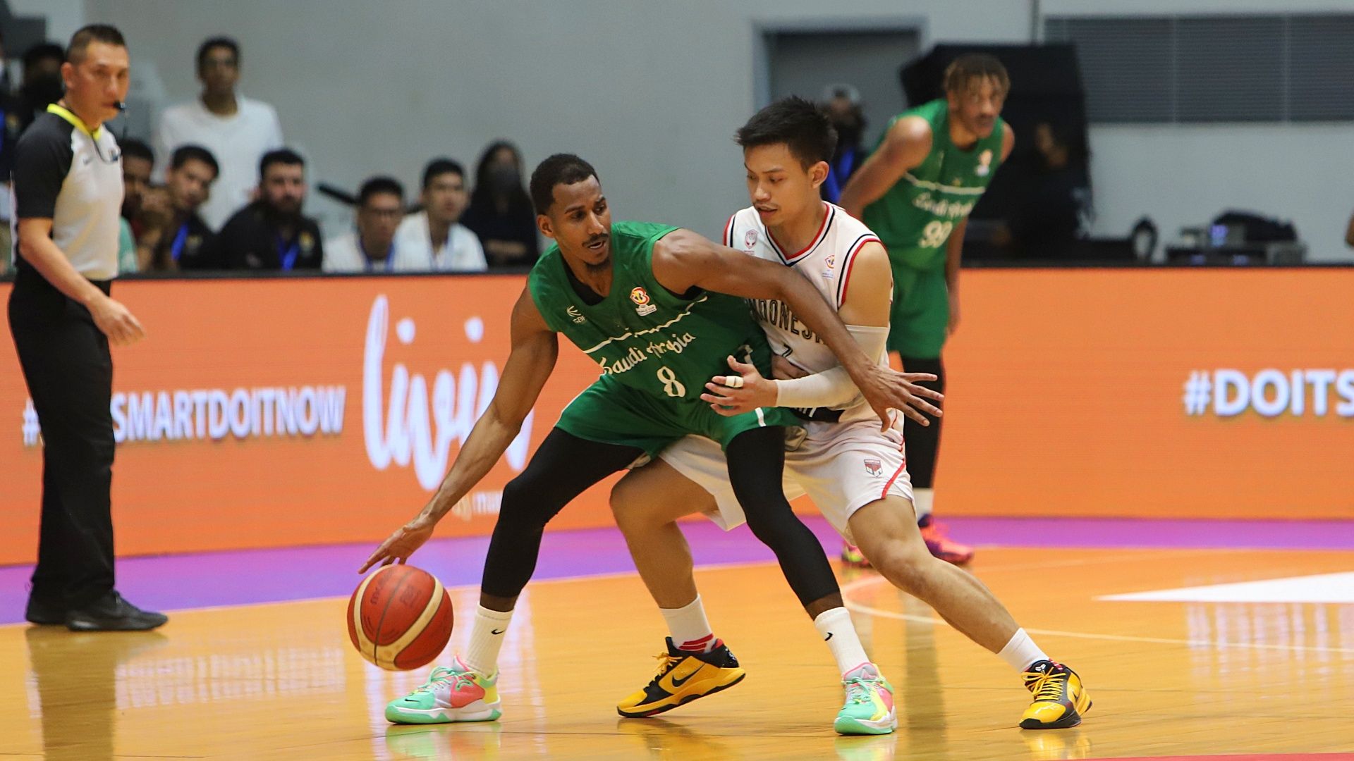 Andakara Prastawa Dhyaksa saat mengawal Fahad Belal (jersei hijau) dalam laga Indonesia vs Arab Saudi untuk Kualifikasi Piala Dunia FIBA 2023 yang berlangsung di Istora Senayan, Jakarta pada Jumat (1/7/2022).