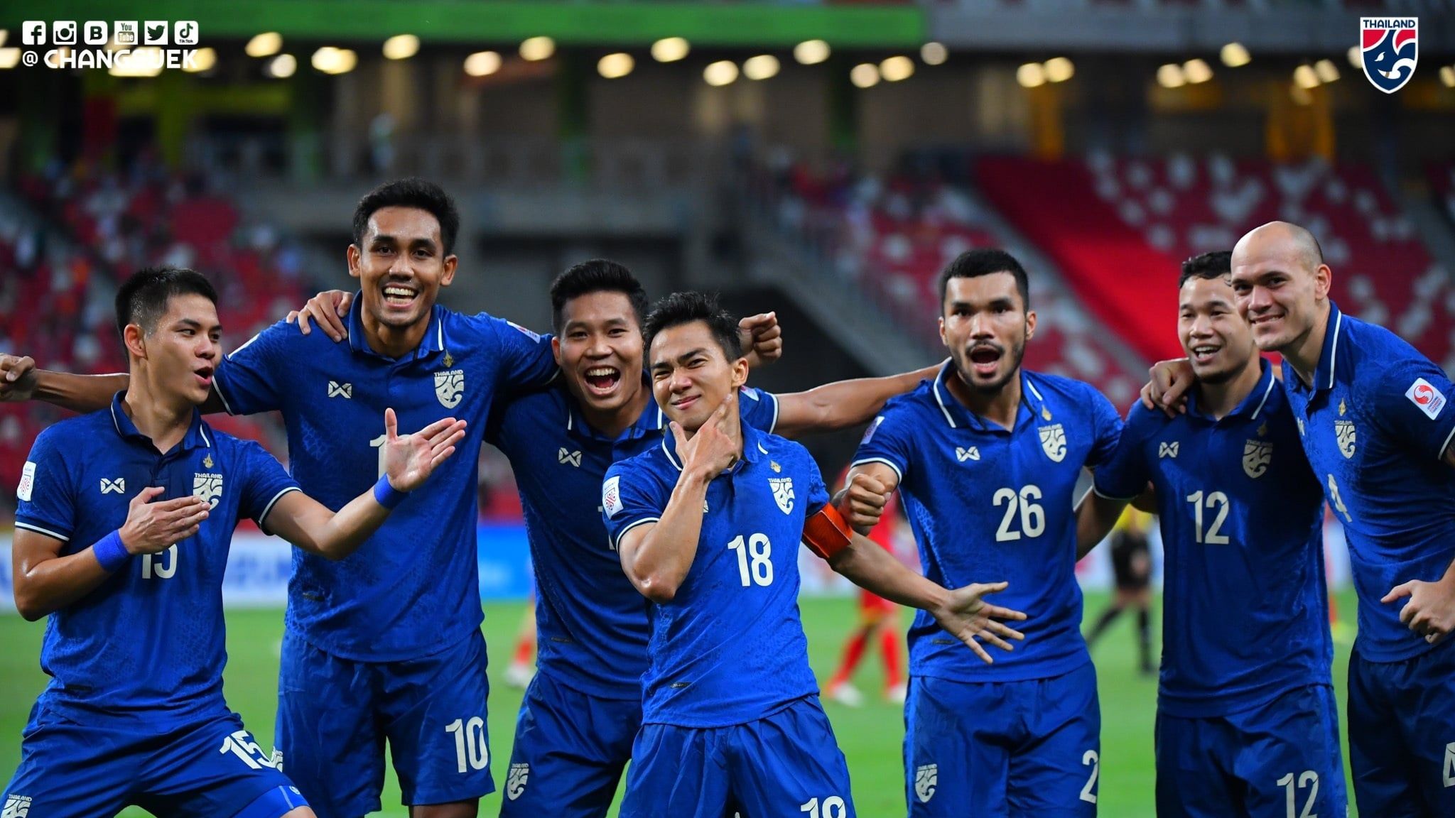 Para pemain Thailand merayakan gol Chanathip Songkrasin (18) ke gawang Vietnam dalam laga pertama semifinal Piala AFF 2020, 23 Desember 2021.