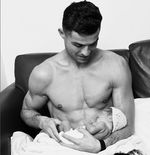 Cristiano Ronaldo Memamerkan Putri Kecilnya