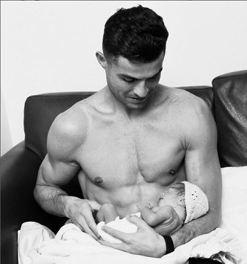Cristiano Ronaldo akhirnya membagikan foto bersama putrinya yang belum memiliki nama.