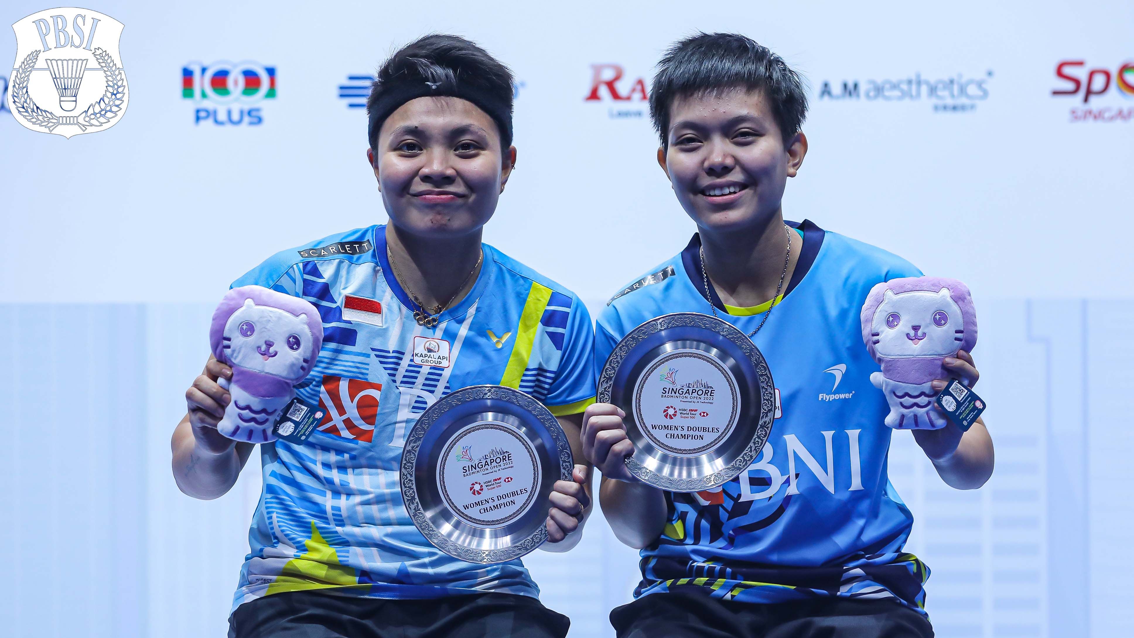 Apriyani Rahayu (kiri)/Siti Fadia Silva Ramadhanti memenangi Singapore Open 2022 di Singapore Indoor Stadium, Singapura, pada Minggu (17/7/2022).