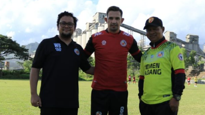 Penyerang naturalisasi Silvio Escobar diapit CEO Semen Padang FC, Win Bernadino, dan pelatih Delfiadri (kanan) saat jelang latihan pada 27 Mei 2022.