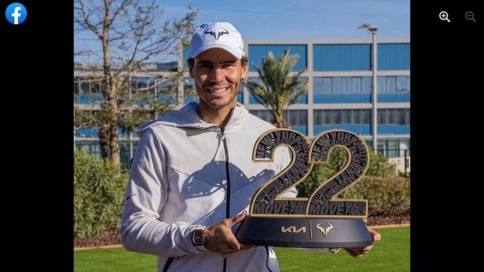 Rafael Nadal menerima menerima penghargaan yang menandai dia adalah penguasa 22 Grand Slam dari sponsornya KIA. 