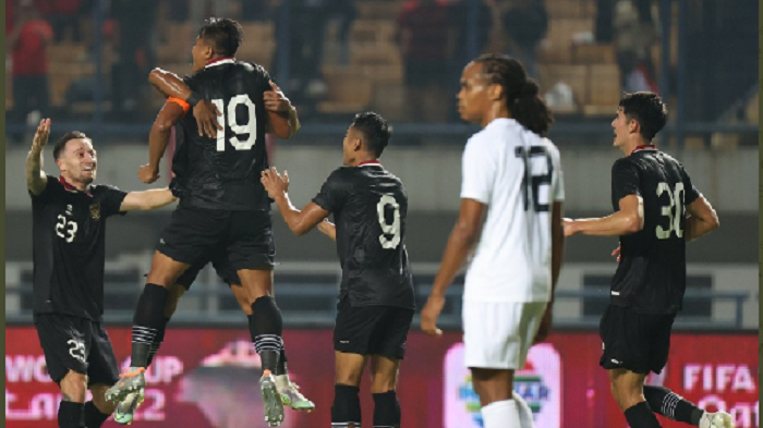 Kapten Fachruddin Aryanto (19) disambut Marck Klok (kiri), Dimas Drajad (9), dan Elkan Baggott (kanan) seusai mencetak gol kedua timnas Indonesia ke gawang Curacao dalam FIFA Matchday di Stadion Bandung Lautan Api, Kota Bandung, 24 September 2022.