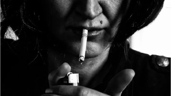 Ilustrasi wanita perokok, yang menurut penelitian merasakan sulit untuk pantan melakukannya pada hari pertama. 