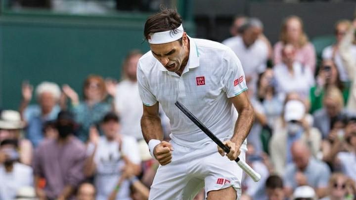 Roger Federer meluapkan emosinya usai mengunci tiket babak 16 besar Wimbledon 2021. 