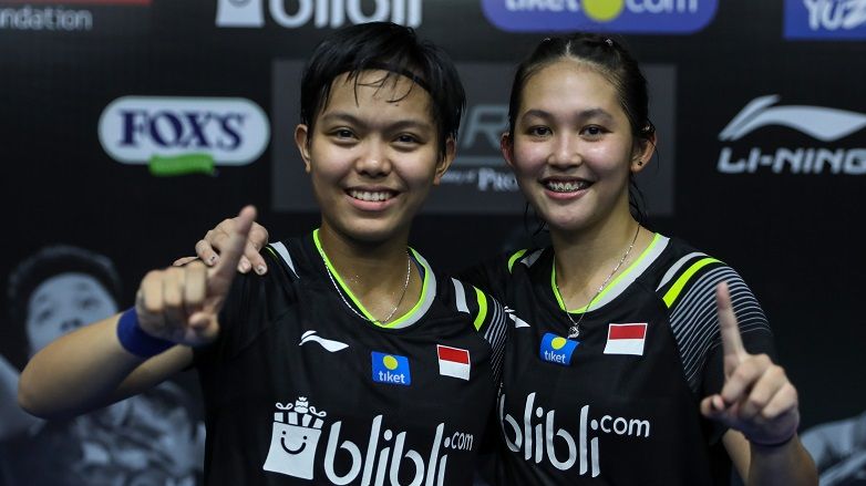 Pose Siti Fadia Silvi Ramadhanti (kiri) dan Ribka Sugiarto (kanan) setelah memenangi laga final ganda putri ajang Mola TV PBSI Home Tournament yang digelar di lapangan Pelatnas Cipayung pada Jumat (17/7/2020)