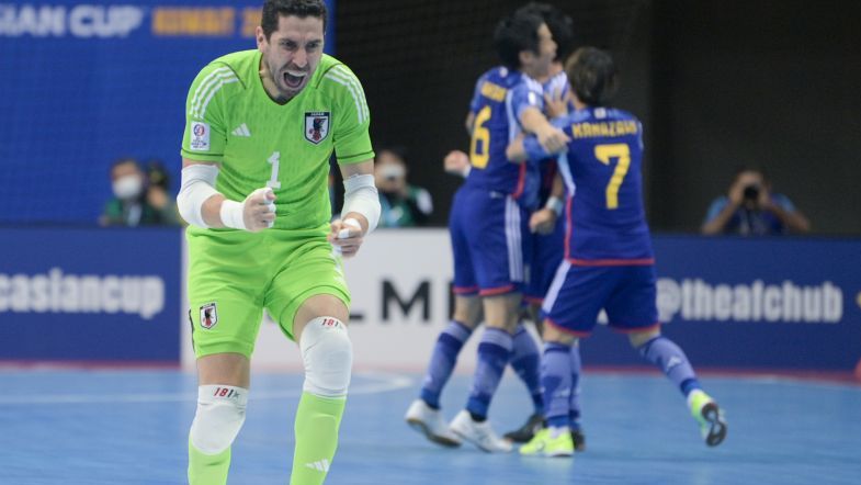 Higor Pires (hijau) merayakan gol timnas futsal Jepang ke gawang Vietnam pada Piala Asia Futsal 2022 di Kuwait, Oktober 2022.