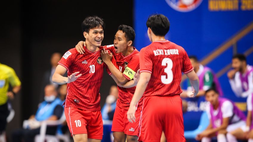 Muhammad Fajriyan (10) merayakan golnya bersama Muhammad Iqbal (kapten) dan Rizki Xavier saat timnas futsal Indonesia vs Leabon pada Piala Asia Futsal 2022 di Kuwait, Oktober 2022.