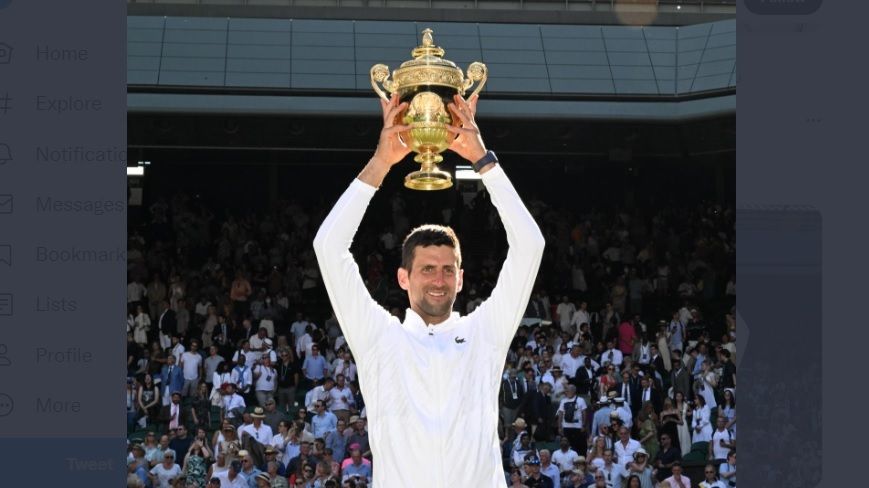 Novak Djokovic mengangkat trofi juara Wimbledon 2022 usai memenangi laga final yang berlangsung pada Minggu (10/7/2022).