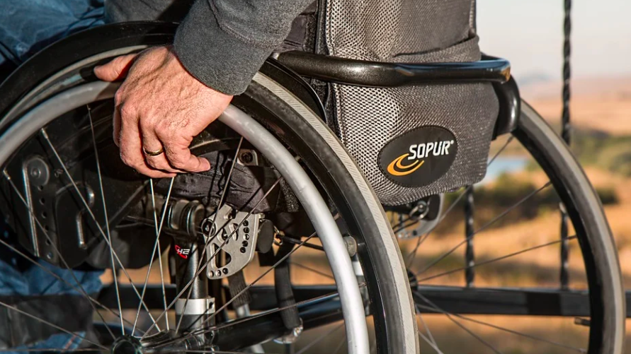 Ilustrasi orang dengan kursi roda.