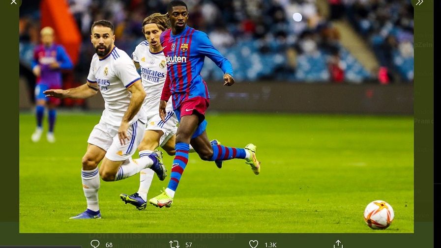 Sayap Barcelona, Ousmane Dembele (kanan), mendapatkan perlawanan dari dua pemain Real Madrid, Dani Carvajal dan Luka Modric, Kamis (12/1/2022) dini hari WIB.