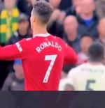 Cristiano Ronaldo Mengolok-olok Ole Gunnar Solskjaer, Menirukan Gerakan sang Pelatih dari Tengah Lapangan