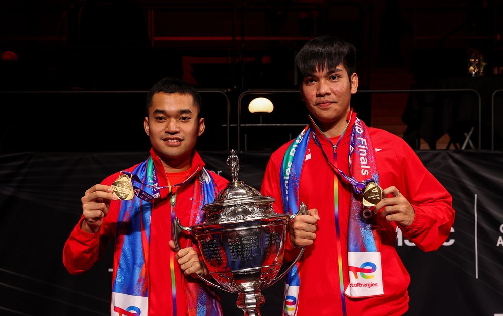 Ganda putra Indonesia, Leo Rolly Carnando (kiri)/Daniel Marthin, berpose memegang trofi Thomas Cup 2020 pada Minggu (17/10/2021).