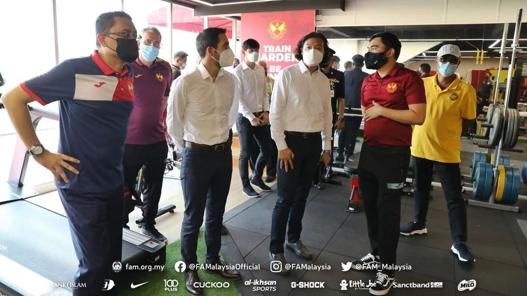 Pelatih timnas Malaysia, Kim Pan-gon (tengah) beserta staf pelatihnya mengunjungi tempat latihan Selangor FC.