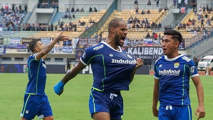 David Da Silva (tengah) bersama Daisuke Sato (kanan) serta di belakangnya ada Ciro Alves saat merayakan kemenangan Persib atas PSIS Semarang dalam laga pekan keempat Liga 1 2022-2023, 13 Agustus 2022.                       