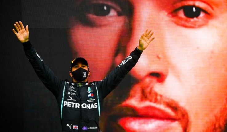Pembalap Mercedes-AMG Petronas, Lewis Hamilton, merayakan kemenangan ke-92 sepanjang berkiprah dalam F1 dengan finis terdepan pada GP Portugal 2020 di Sirkuit Algarve, Minggu (25/10/2020).