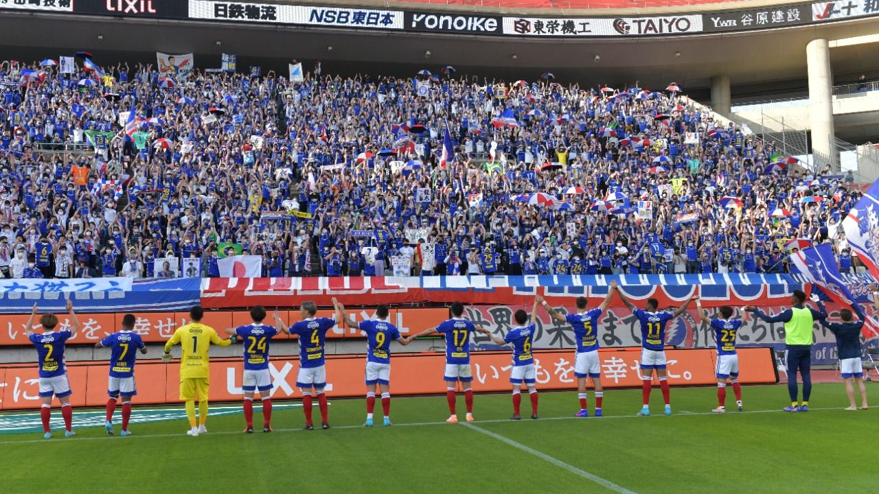Para pemain dan suporter Yokohama F. Marinos seusai laga Meiji Yasuda J1 League 2022.