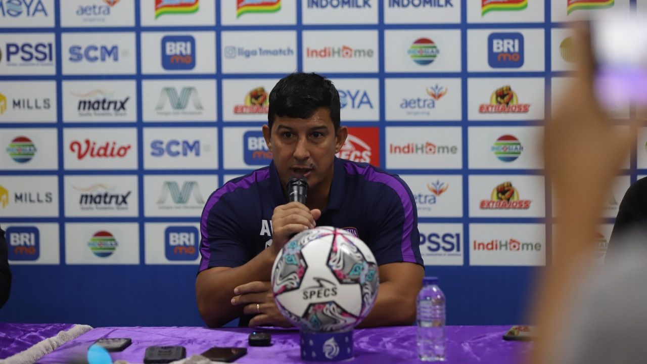 Pelatih Persita Tangerang, Angel Alfredo Vera dalam sesi konfrensi pers menjelang pertandingan di Liga 1 2022-2023, Januari 2023.